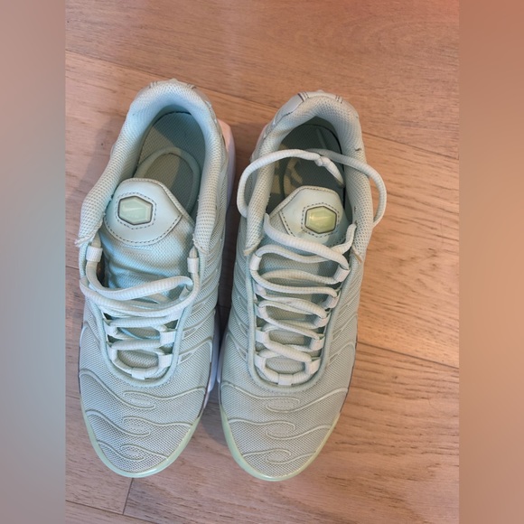 NIKE AIR MAX PLUS BOYS LIGHT BLUE BOYS GRADE SCHOOL SIZE 5/ WMNS SIZE 6.5 - Picture 3 of 3